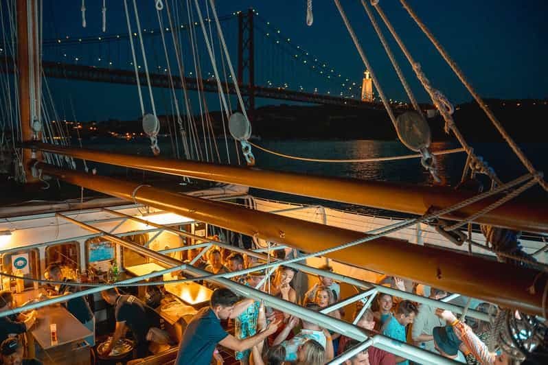 Lisbonne : Sunset Boat Party avec DJ et entrée en boîte de nuit