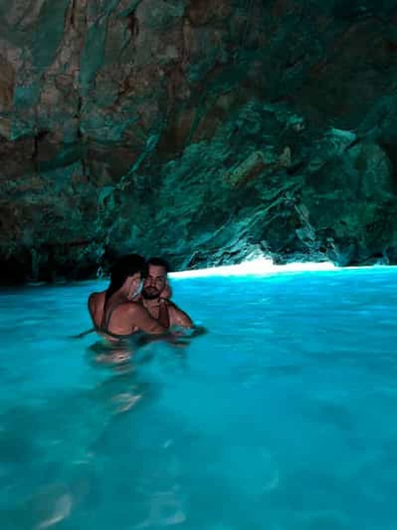 Billet Au départ de Vlore : aventures dans la grotte bleue et la baie de Grama