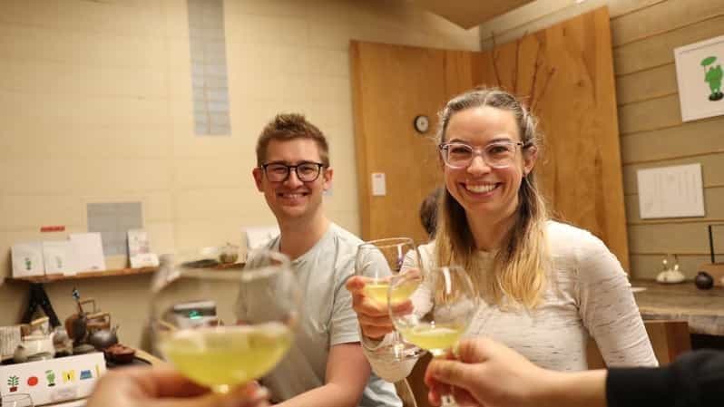 Dégustation privée de matcha dans un verre à vin dans une maison de thé historique