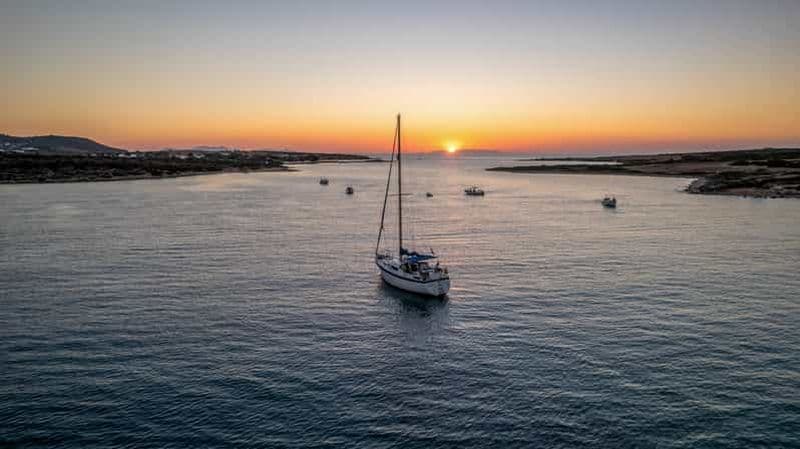 Croisière semi-privée d'une demi-journée ou au coucher du soleil vers le lagon bleu d'Antiparos