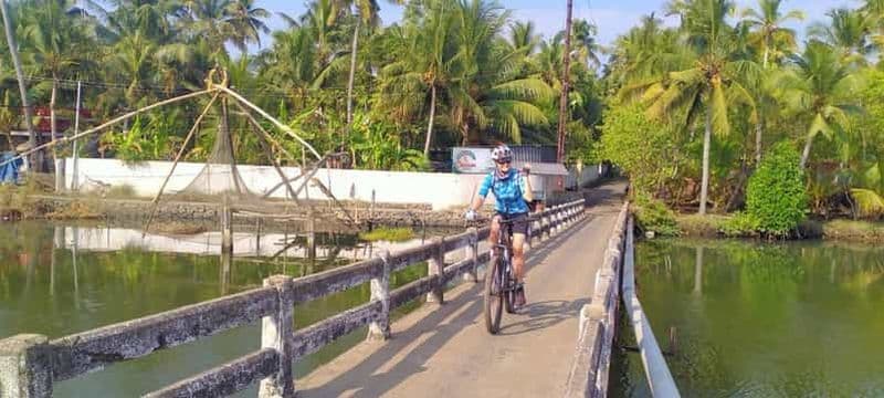 Visite d'une demi-journée à vélo de la plage de Fort Kochi et de l'arrière-pays (en anglais)