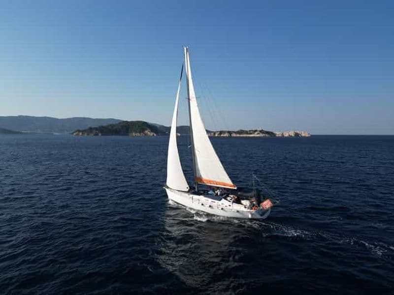 Billet Excursion d'une journée avec Diamanti Sailing Skiathos, déjeuner inclus.
