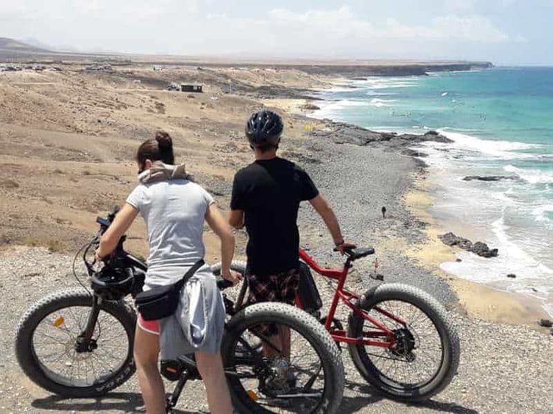 Caleta de Fuste/Corralejo : Visite guidée en E-Bike et randonnée dans les cratères
