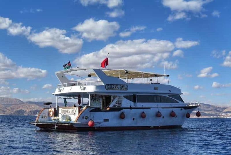 Billet Aqaba : excursion en bateau avec plongée libre dans la mer Rouge et déjeuner buffet