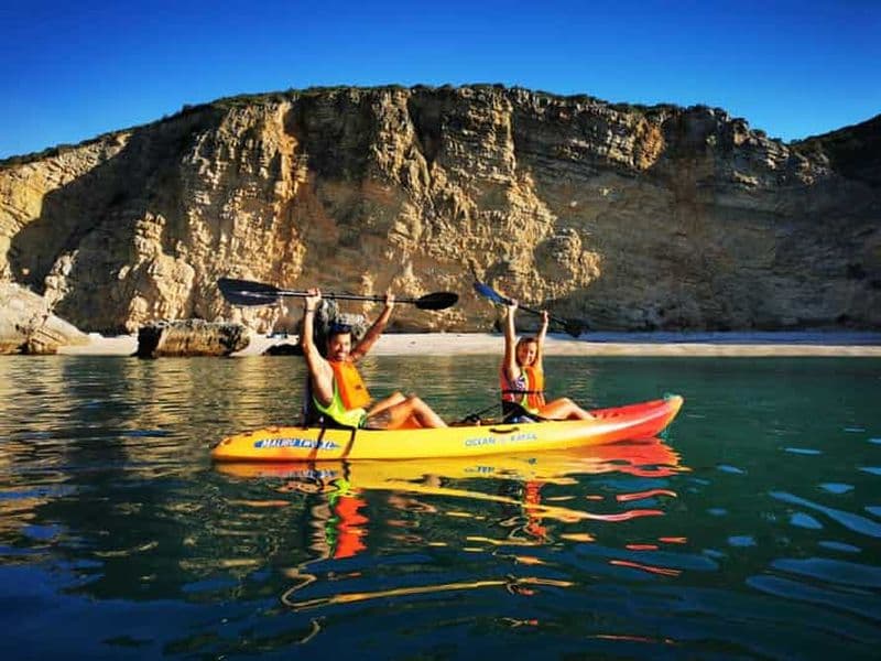 Sesimbra: excursion en kayak vers des plages et des grottes secrètes