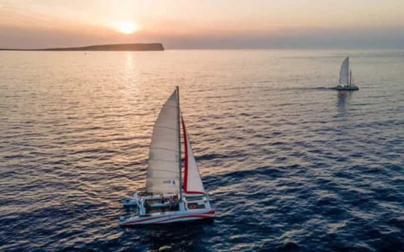 Fornells : Croisière en catamaran au coucher du soleil sur la côte de Minorque