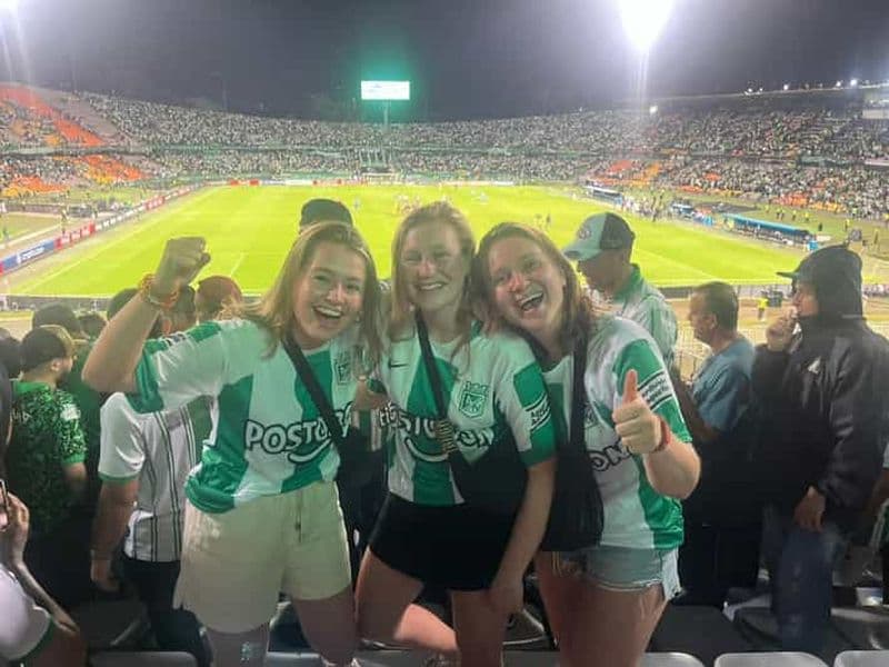 Medellín : Match de football au stade Atanasio et visite guidée