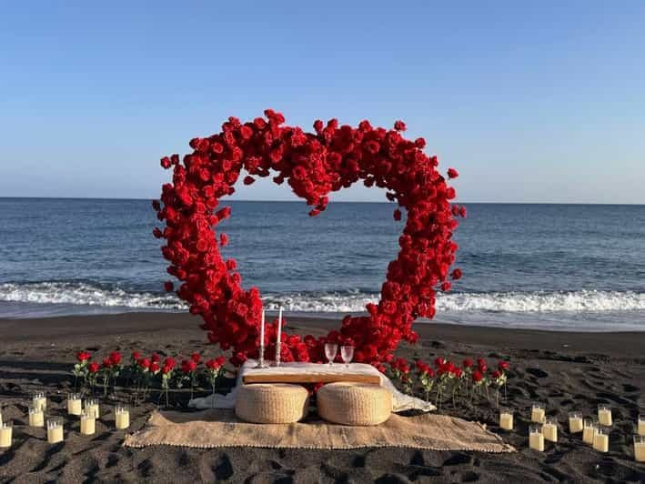Billet Santorin : demande en mariage de rêve sur la plage de Vlychada avec une arche en forme de cœur