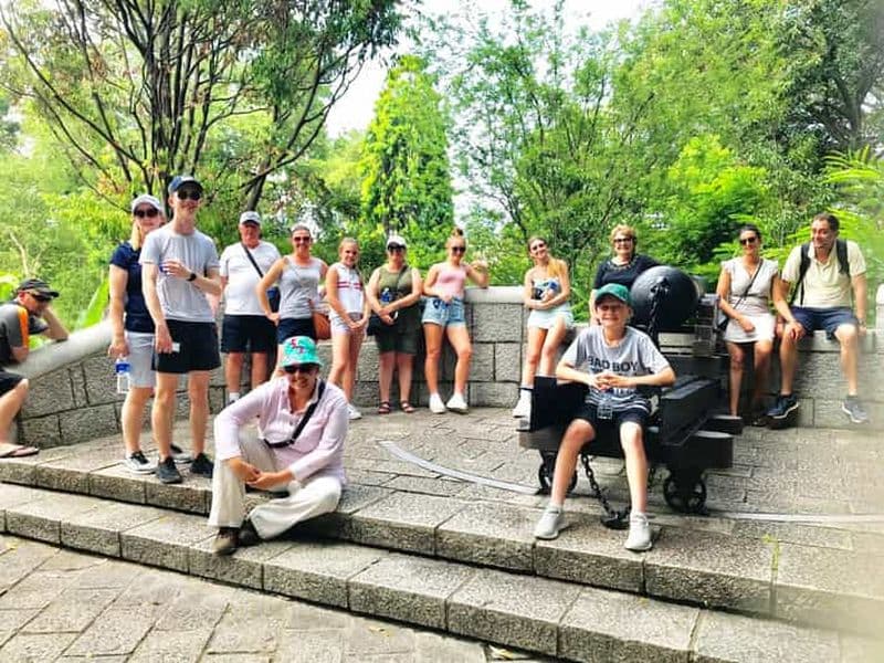 Visite à pied de 2,5 heures à Singapour : Sépultures, armes et batailles