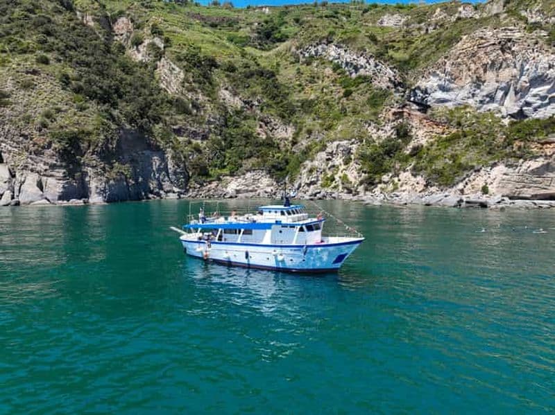 Billet Ischia : mini-croisière avec arrêts baignade et déjeuner à bord