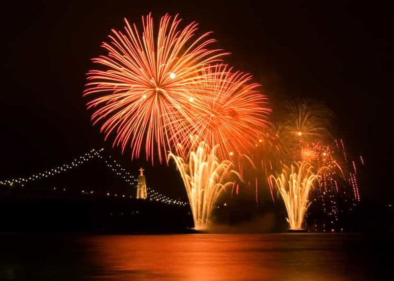 Bateau de luxe pour le réveillon du Nouvel An – DJ, buffet et bar ouvert