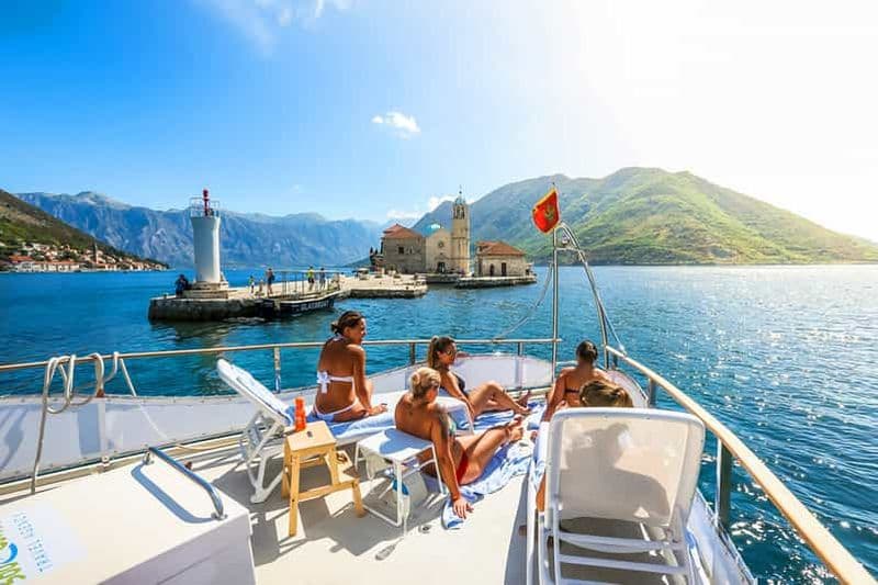 Baie de Kotor : Croisière en catamaran d'une journée avec visite de la grotte bleue