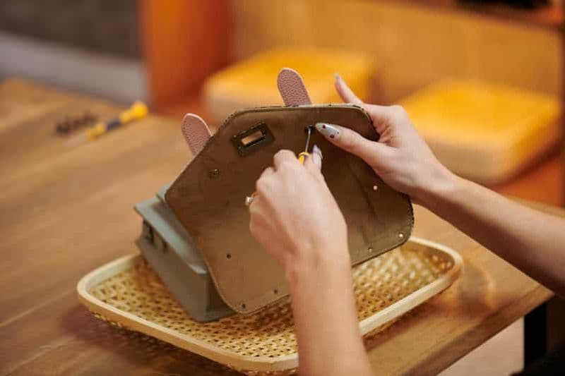 Billet St Andrews : atelier de fabrication de mini sacoches Islander® Harris Tweed®