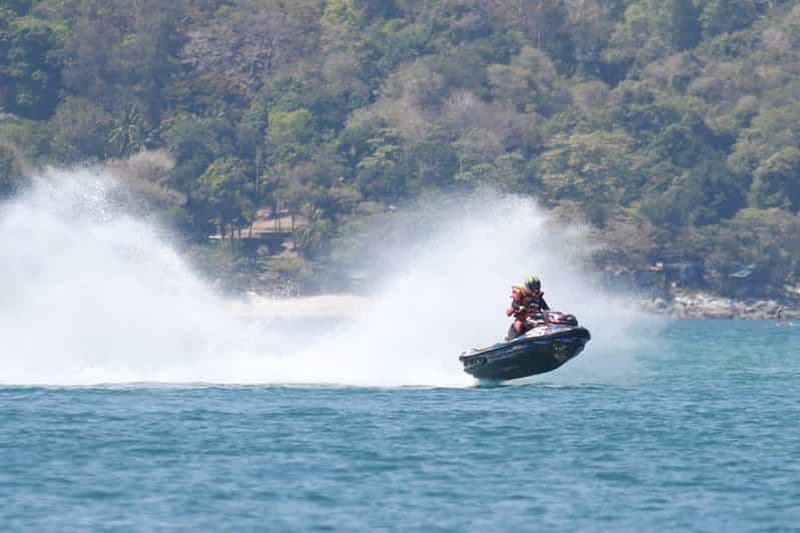 Plage de Patong : Amusez-vous en jet ski à la plage de Patong.