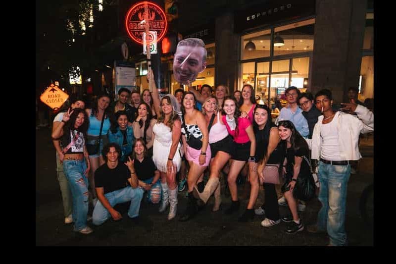 Vancouver : Halloween Pub Crawl avec des boissons gratuites et des prix