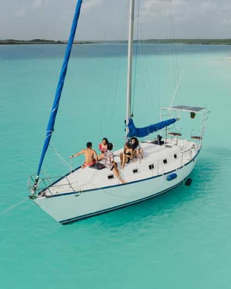 Billet Excursion à la voile dans la lagune de Bacalar avec open bar et déjeuner mexicain