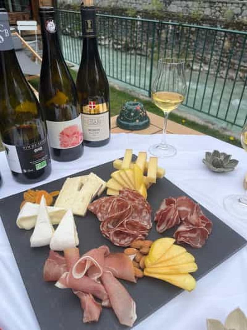 Billet Dégustation de vin après-ski avec fromages et charcuterie locaux.