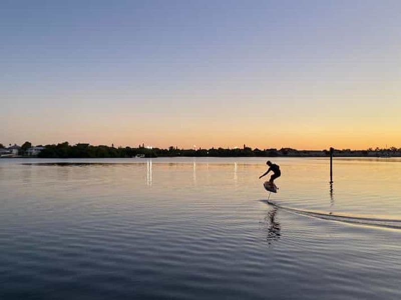 Leçon de planche de surf Efoil à Calheta Beach