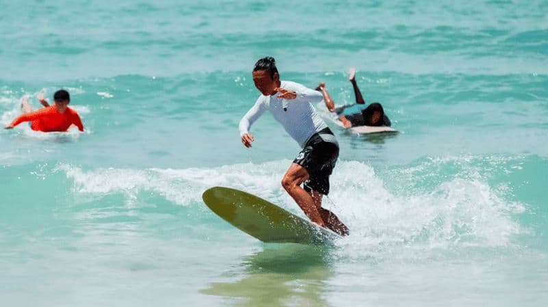 Sanya : leçon de surf avec photos 4K ou planche de surf électrique
