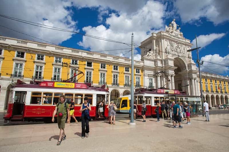 Lisbonne : Visite des collines en tramway rouge par la ligne 28, billet de 24 heures