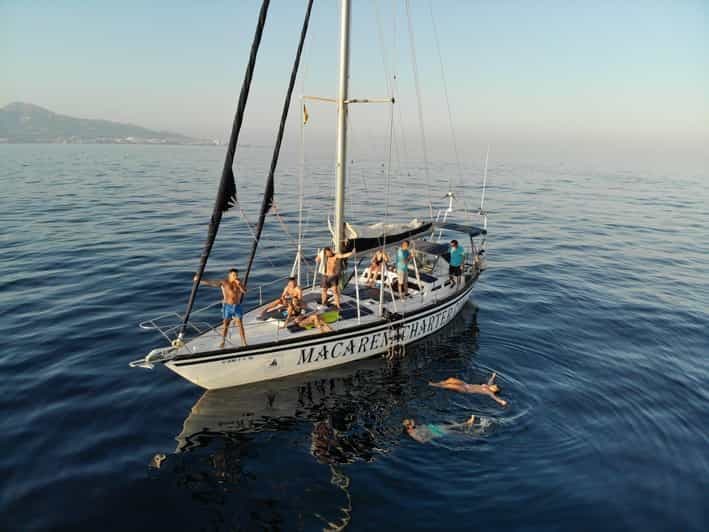 Fuengirola : Excursion en voilier pour l'observation des dauphins, avec boissons incluses
