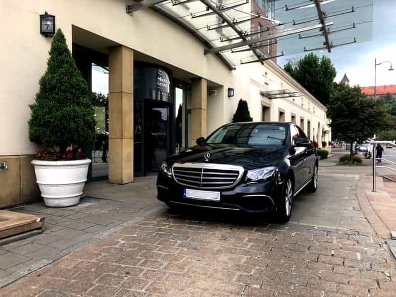 Varsovie : Transfert privé de/vers l'aéroport Chopin de Varsovie (WAW)