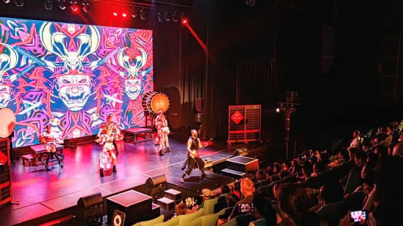 Osaka : spectacle moderne de samouraï, kabuki, taiko et danse
