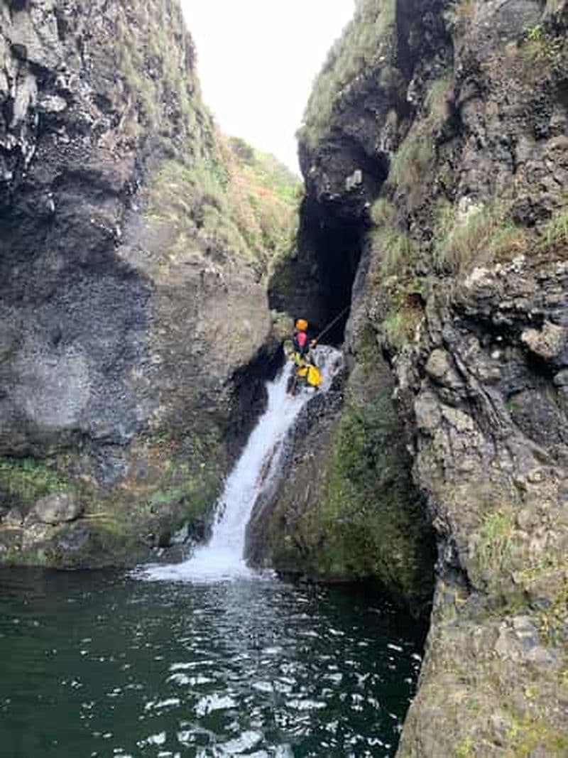 Flores : Canyoning avec guide et goûter - Ilhéus Inferior