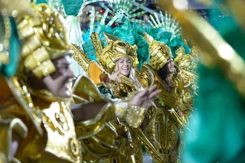 Billet Rio de Janeiro : Défilé avec une école de samba pendant le carnaval