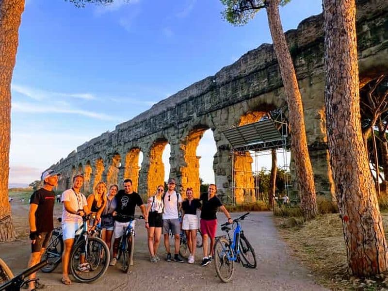Rome : visite en vélo électrique de la Via Appia et des catacombes au coucher du soleil, avec dégustation