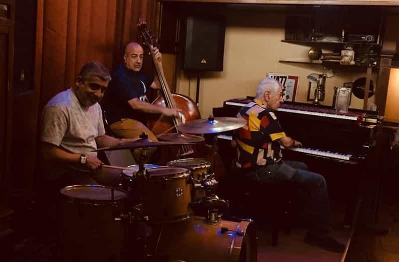 Vin, jazz et magie : une soirée au Malkhaz Jazz Club