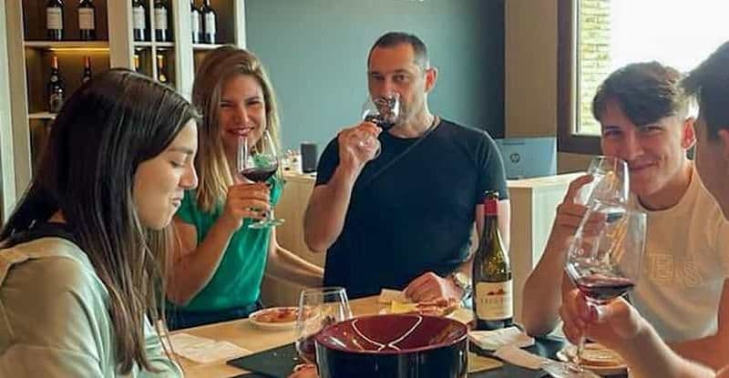 Visitez une cave à vin, un musée du vin et dégustez un repas traditionnel.