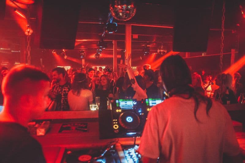 Helsinki : Tournée des bars avec boissons et entrée en boîte de nuit