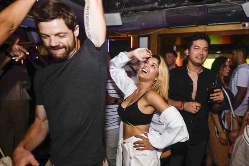 Barcelone : Tournée des bars avec open bar et entrée VIP en option