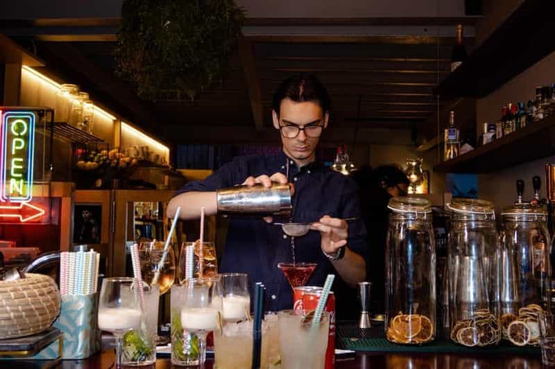 Lisbonne : Tournée des bars avec guide de la région et boissons