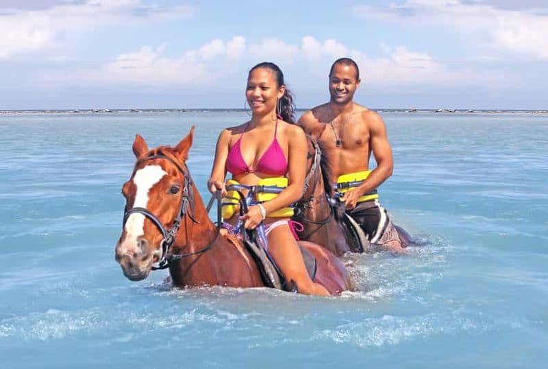 Depuis Ocho Rios : Randonnée à cheval et baignade à Chukka