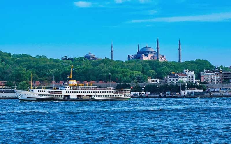 Billet Istanbul : Croisière commentée sur le Bosphore et visite en bus avec visite du bazar