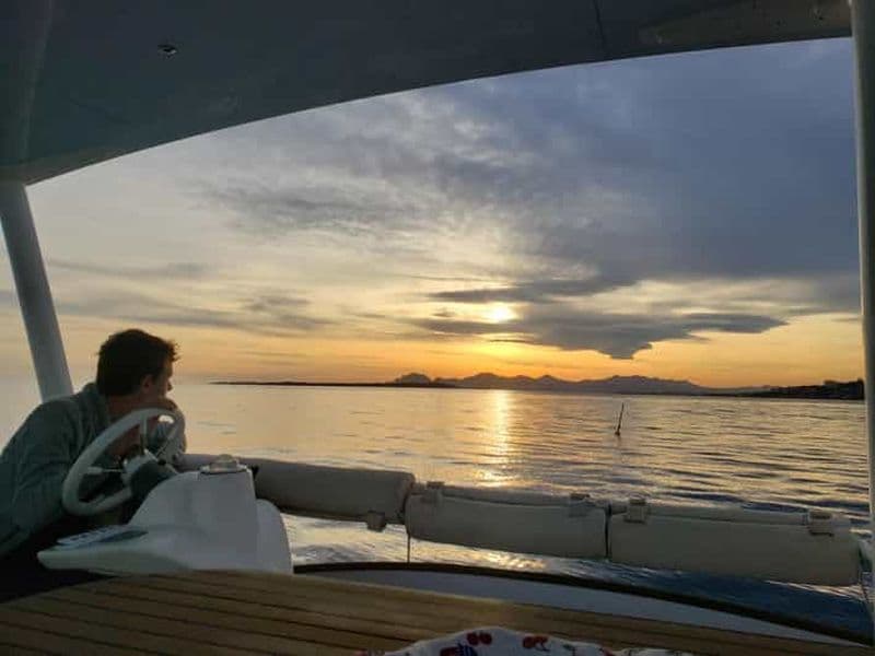 Excursion privée en catamaran dans la baie de Juan les Pins au coucher du soleil