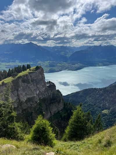 Billet Interlaken : randonnée vers un lac alpin et un refuge douillet.