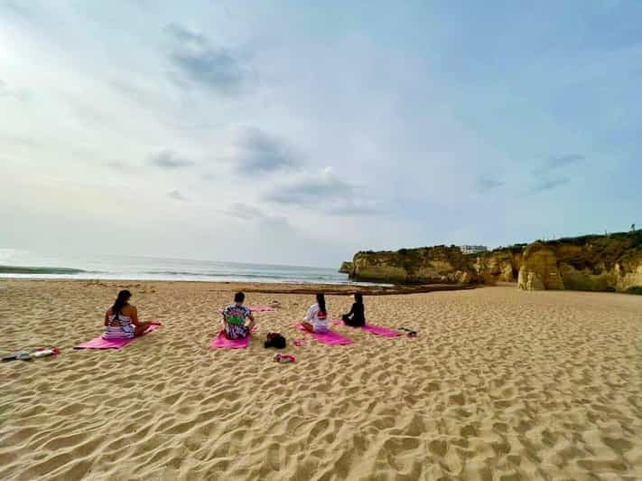 Yoga matinal sur la plage à Albufeira par el Sol Lifestyle