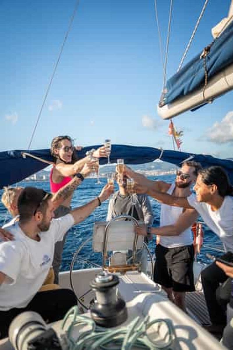 Barcelone Badalona : Excursion en bateau à voile, collations, boissons, baignade