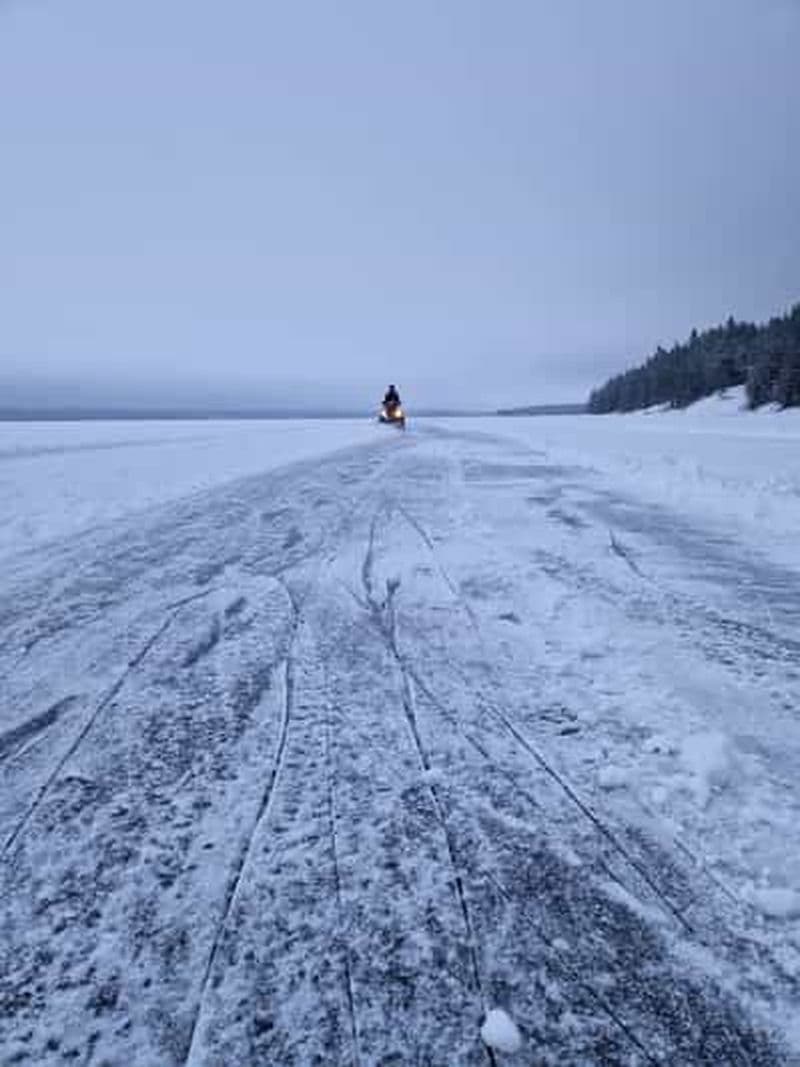 Levi : excursion guidée de patinage sur glace avec collation autour d'un feu de camp