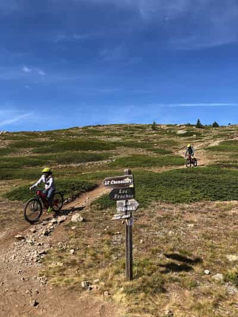 Billet Alpes : Tour sportif en VTT entre single tracks, sommets alpins et histoire des frontières