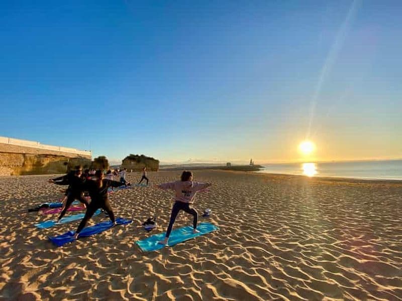 Yoga matinal sur la plage à Armação de Pêra par el Sol Lifestyle