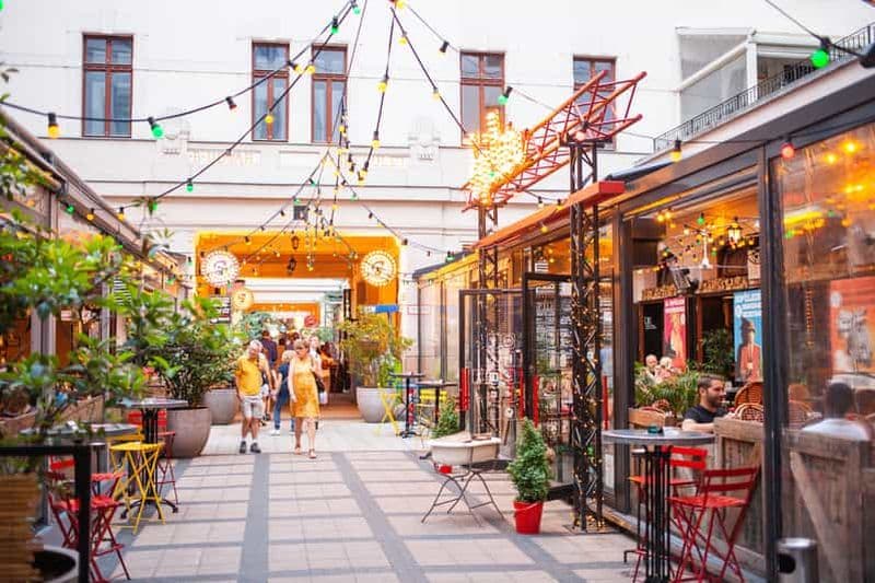 Billet Budapest: visite à pied autoguidée du quartier festif et juif