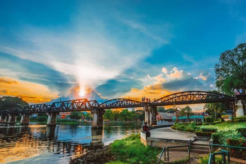 Bangkok : Visite du sanctuaire des éléphants et SUP sur la rivière Kwai