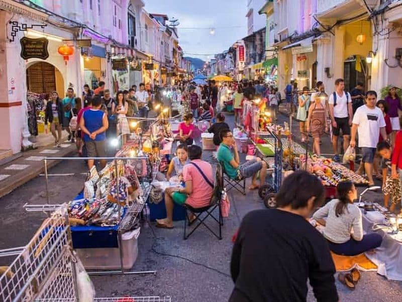 Billet Visite nocturne de la ville de Phuket avec visite du marché nocturne et nourrissage des éléphants