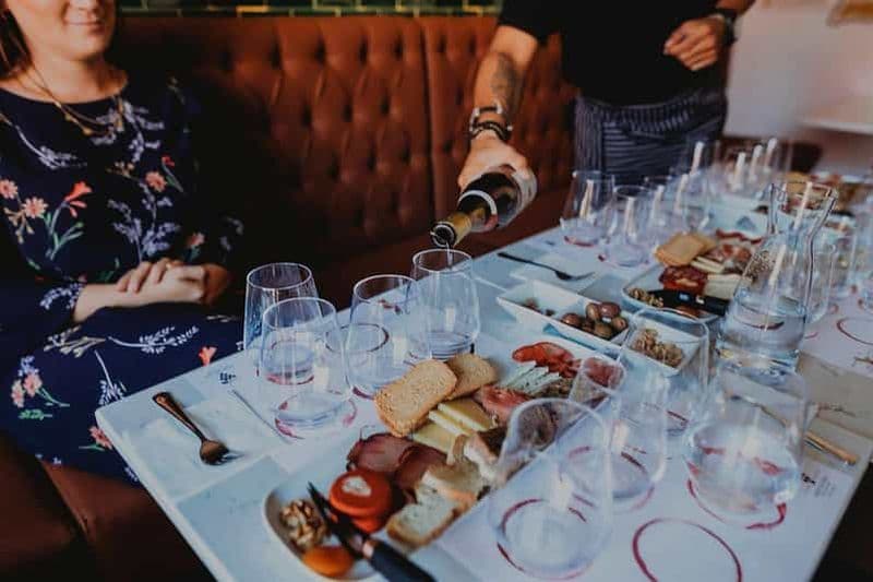 Vin, fromage et histoire du fado Dîner dans un bar à vin portugais