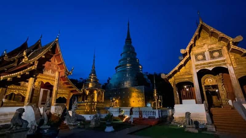 Visite guidée à pied au crépuscule de la vieille ville de Chiang Mai : la lueur majestueuse de Lanna