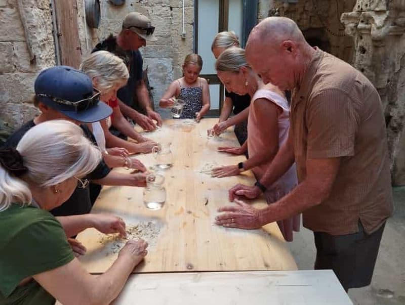 Lecce : Cours de fabrication de pâtes dans une cour datant de 1400 avec du vin